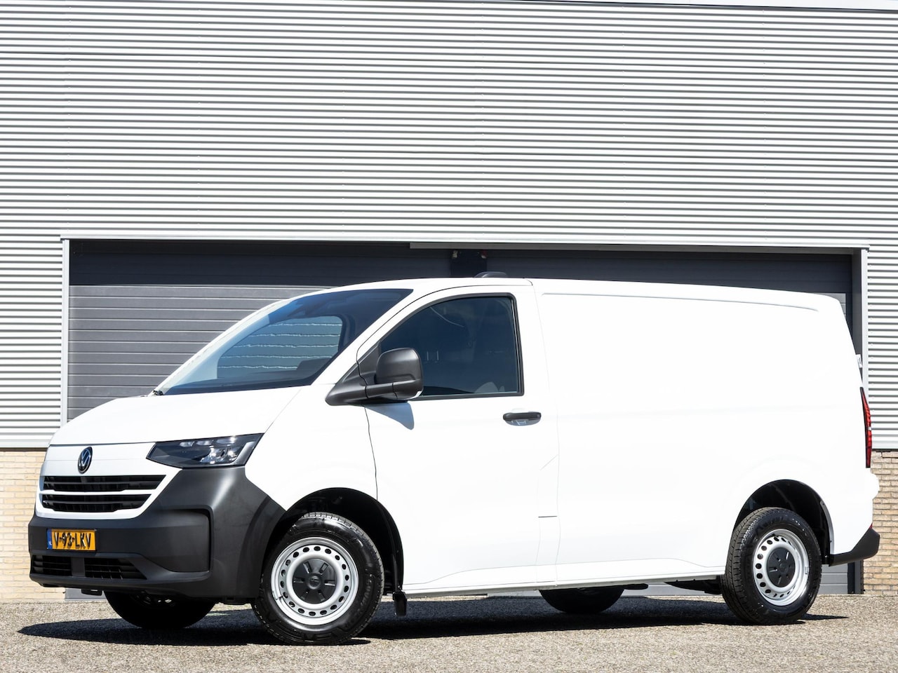 Volkswagen Transporter - 2.0 TDI L1H1 28 | BPM-vrij | Achterdeuren | Cruise control | Parkeersensoren | App-connect - AutoWereld.nl