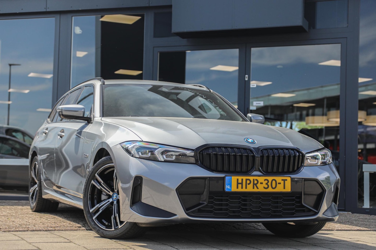 BMW 3-serie Touring - 320e | M-Sport | Leer - AutoWereld.nl
