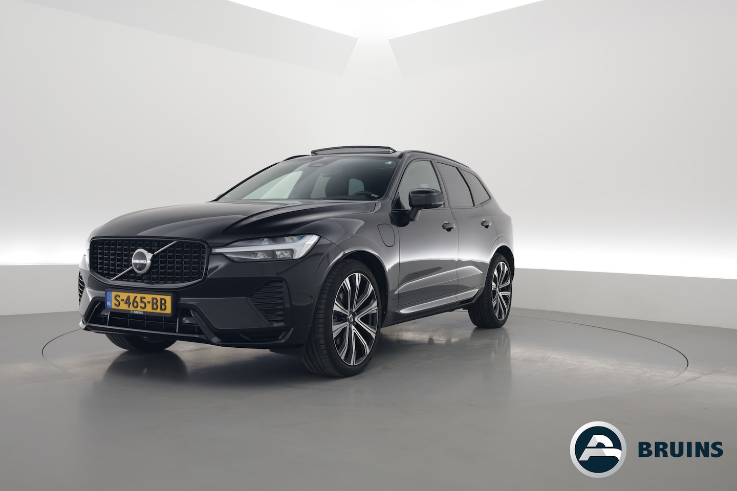 Volvo XC60 - 2.0 T8 Plug-in hybrid AWD Ultimate Dark | Luchtvering | Pano | B&W audio  | Head-up | Trek - AutoWereld.nl