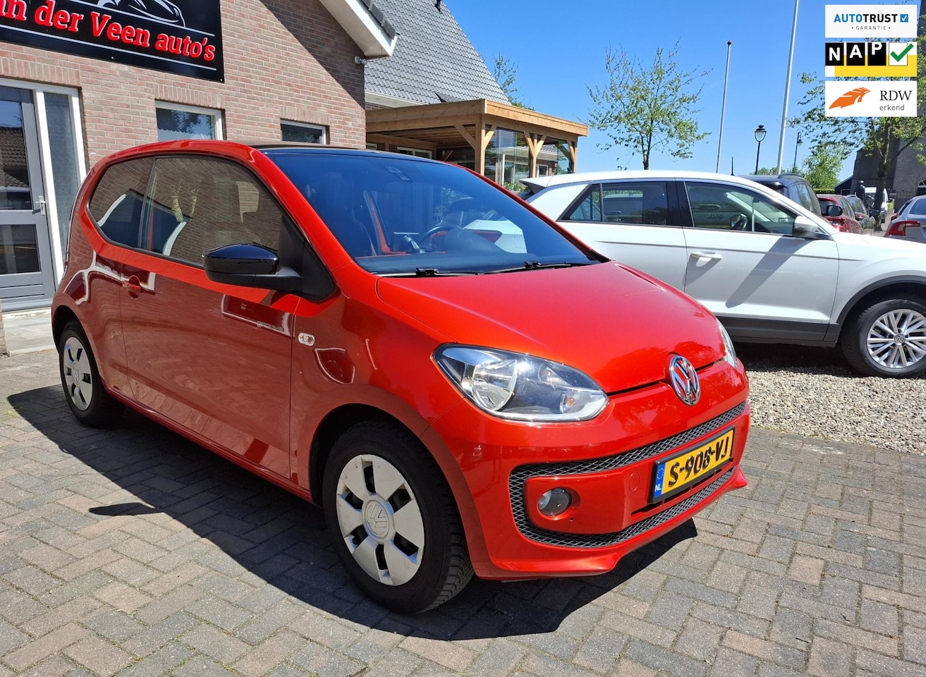 Volkswagen Up! - BlueMotion 1.0 groove up! Pano, cruise, zeldzame oranje metalic kleur! Navi, parkeersensor - AutoWereld.nl