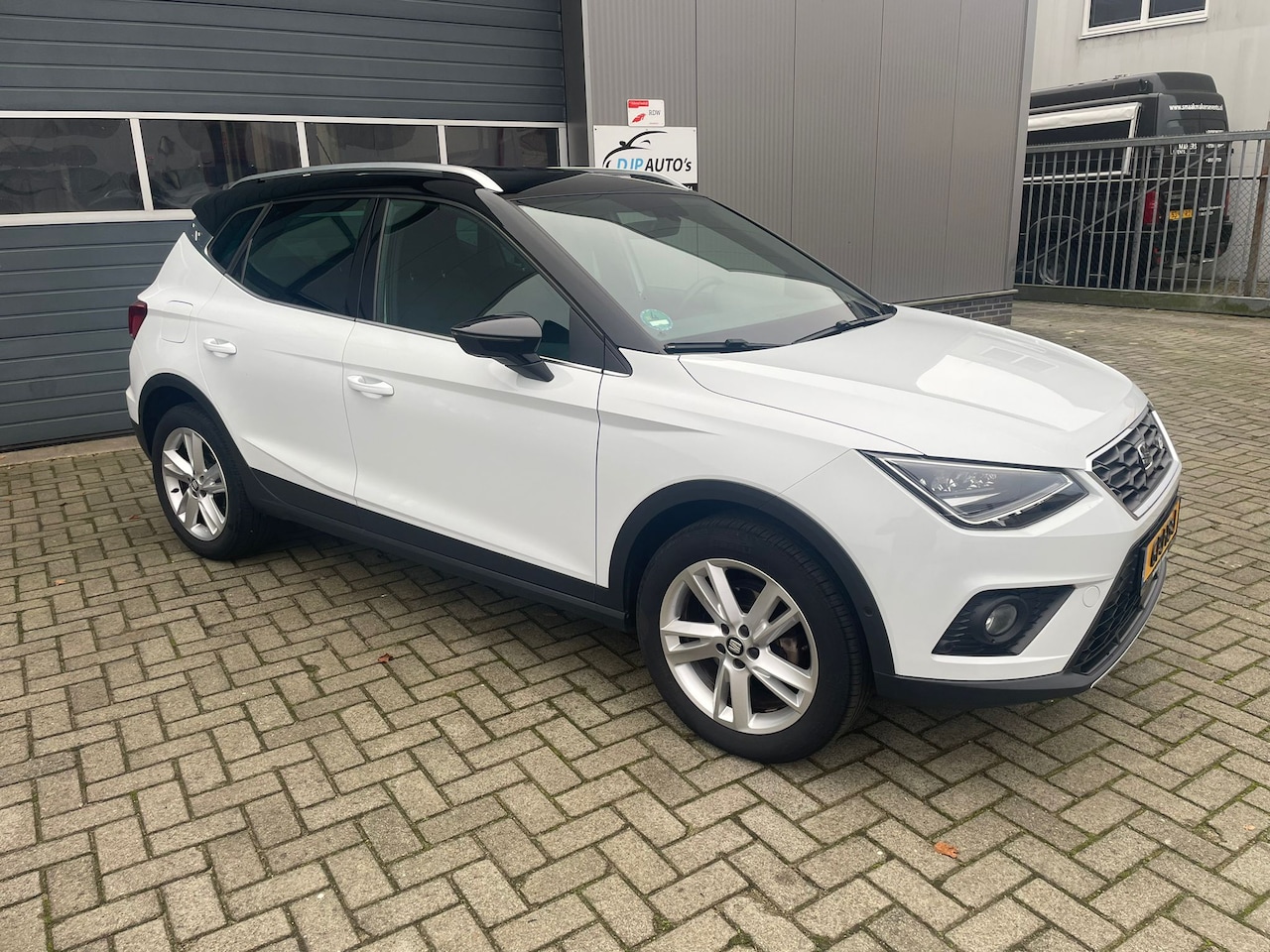 Seat Arona - 1.5 TSI EVO FR Business Intense Airco / Stoelverwarming / Cruise control /Navigatie / Camera / PDC /Afn.Trekhaak Etc - AutoWereld.nl