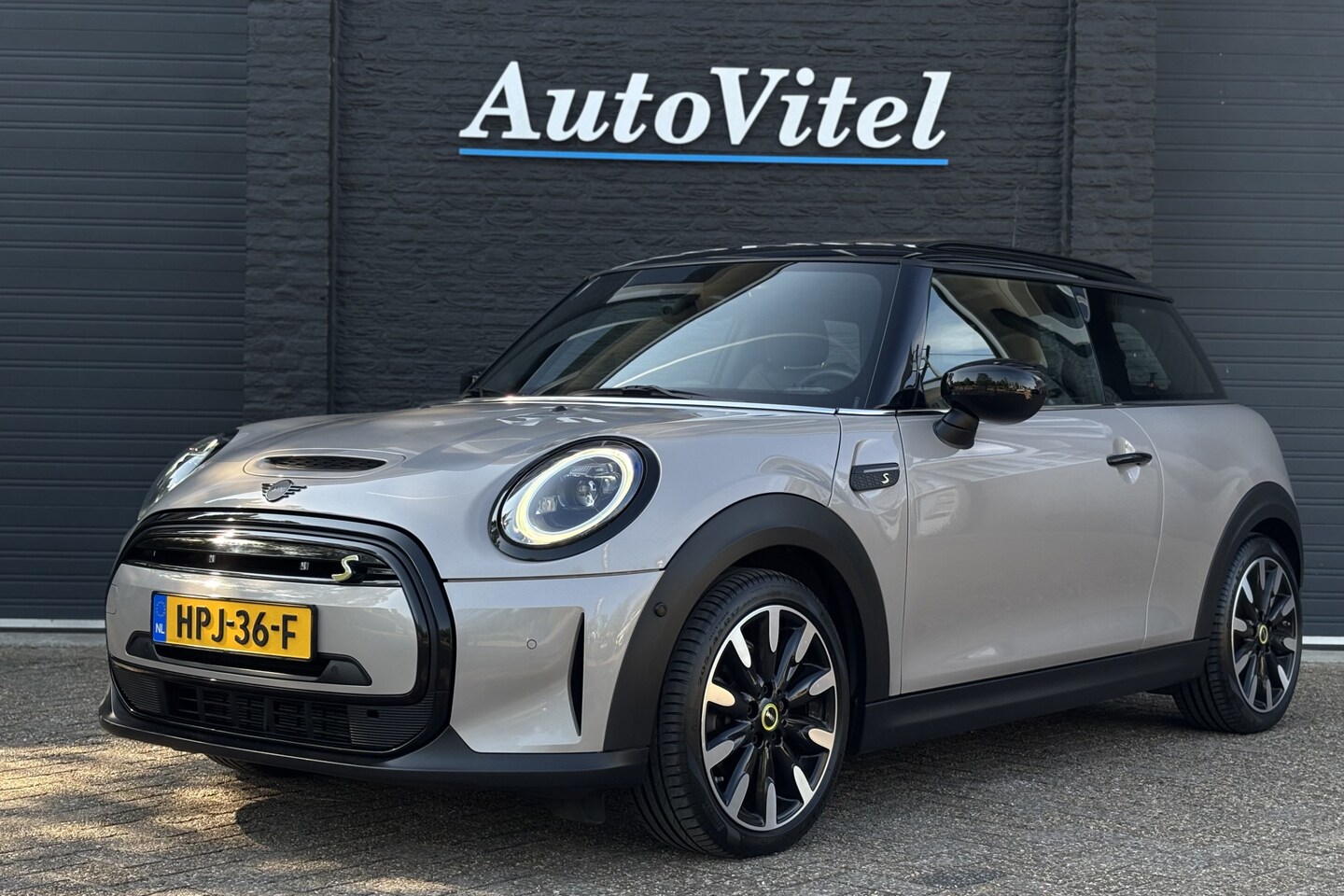 MINI Mini-Electric - Cooper SE | Panodak | Harman Kardon | Dakrails | Sportleder | Camera | LED - AutoWereld.nl