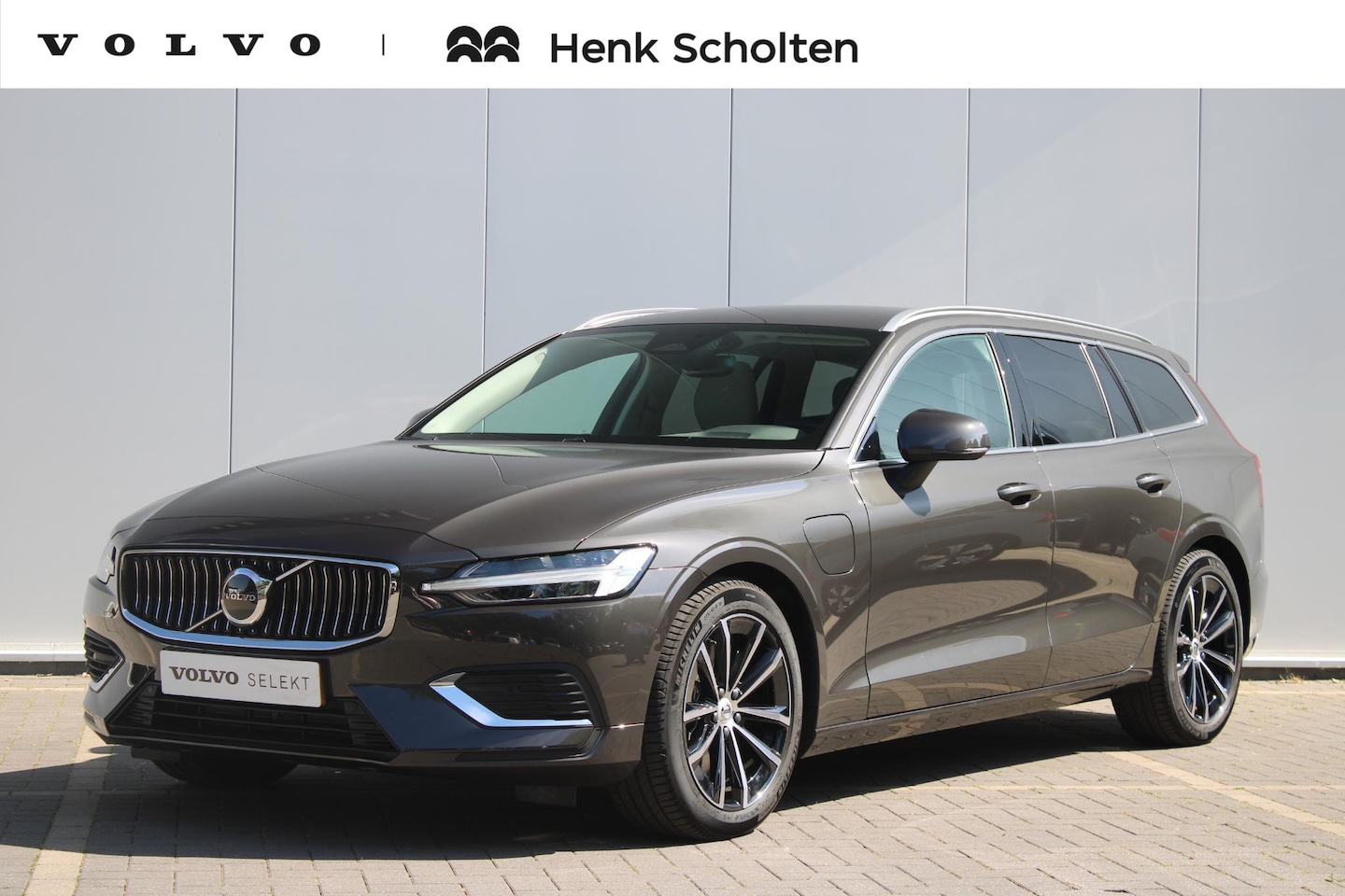 Volvo V60 - T6 350PK Plug-in hybrid AWD Essential Edition | Adaptieve Cruise Control met Pilot Assist - AutoWereld.nl