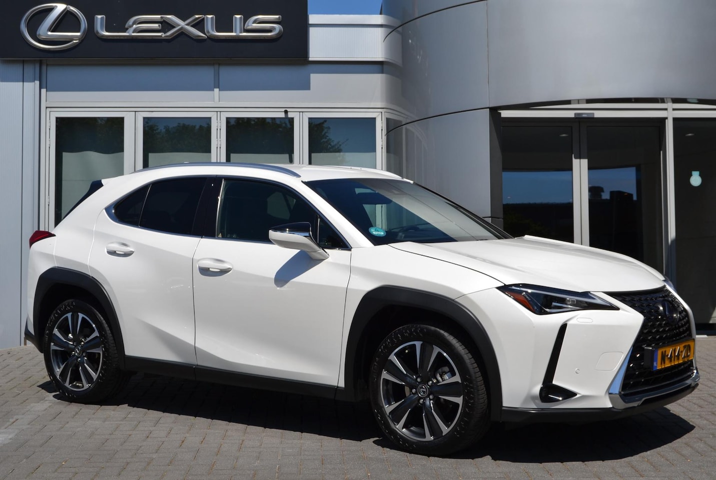 Lexus UX - 250h Preference Line NL-AUTO STOELVERW LEDER BLIND-SPOT PARK-SENS CARPLAY AD-CRUISE - AutoWereld.nl