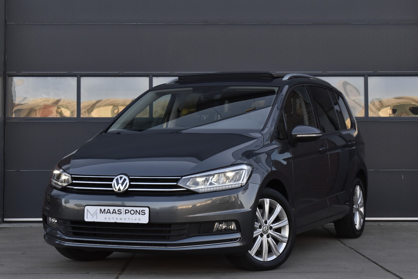 Volkswagen Touran - 1.5 TSI Highline 7p Dsg Pano - Trekhaak - Carplay - Camera - AutoWereld.nl