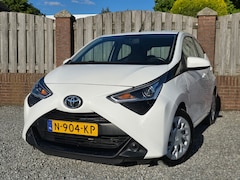 Toyota Aygo - 1.0 VVT-i x-play Nette Toyota aygo uitgerust met navigatiesysteem airconditioning achteruitrijcamera en net