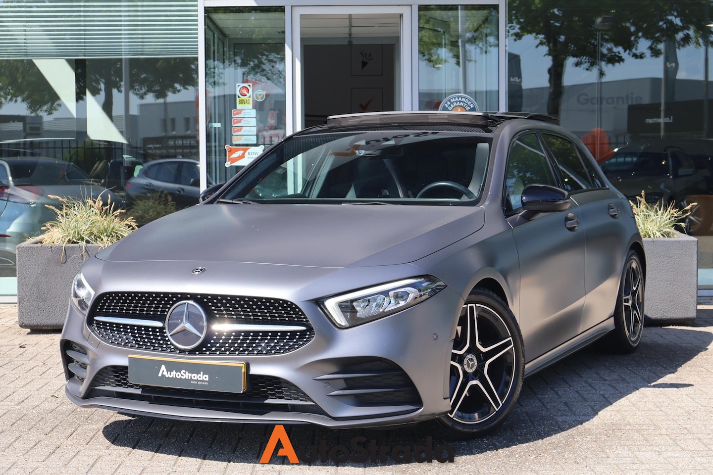 Mercedes-Benz A-klasse - A 180 AMG-Line 136pk 7G-DCT | Pano | LED | Camera | Stoelverwarming | Carplay | Cruise | C - AutoWereld.nl