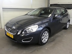 Volvo V60 - 1.6 T3 Kinetic - Cruise Control - Trekhaak - Netjes Onderhouden