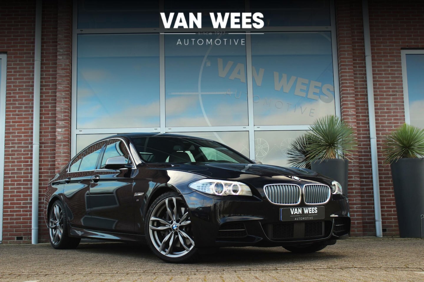 BMW 5-serie - M550xd M-sport | M-pakket | Dakraam | Head-up | 20 inch | Camera | Softclose | Stoelverkoe - AutoWereld.nl