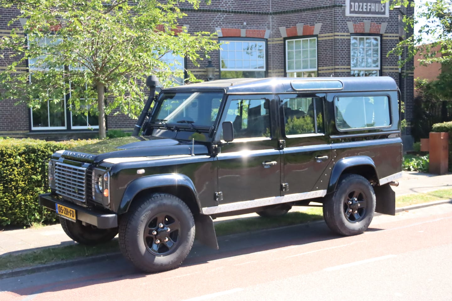 Land Rover Defender - 2.4 TD 110 SW SE iconische Defender - AutoWereld.nl