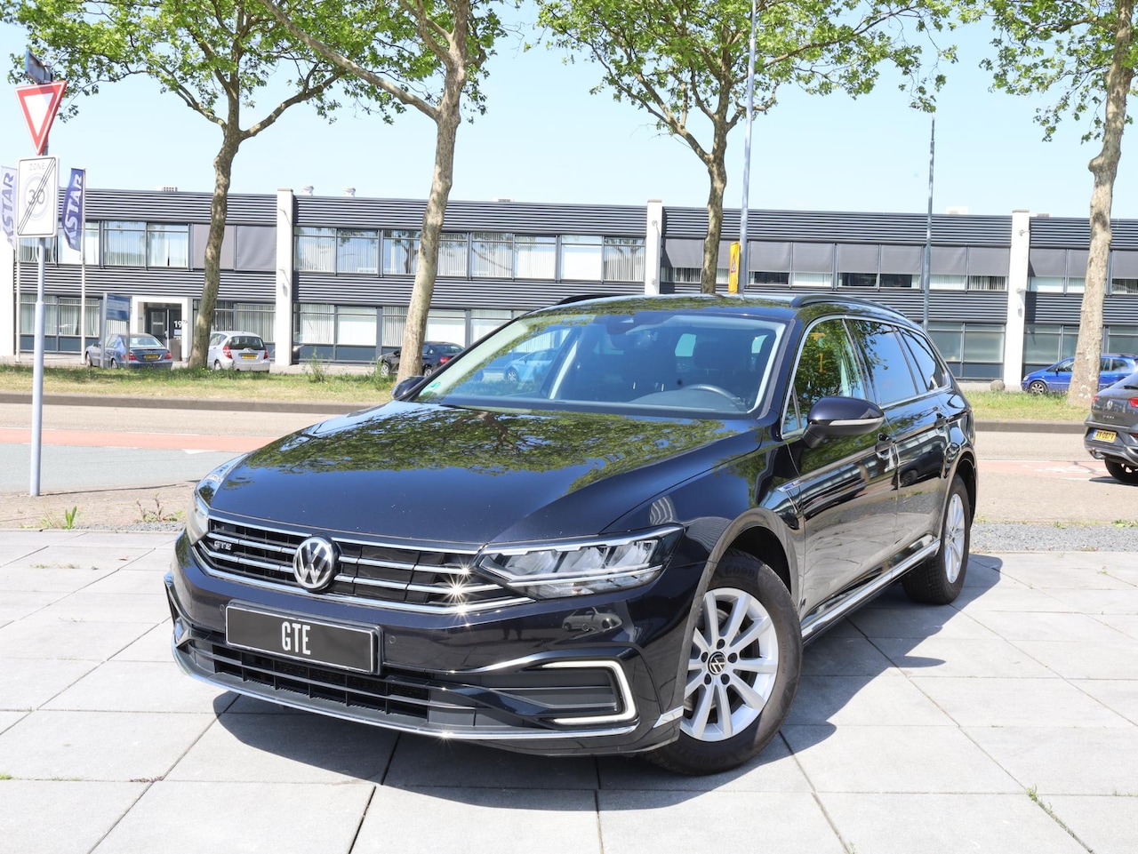 Volkswagen Passat Variant - GTE Camera | Stoelverwarming Voor en Achter | Adaptive Cruise | Massage | Getint Glas | - AutoWereld.nl