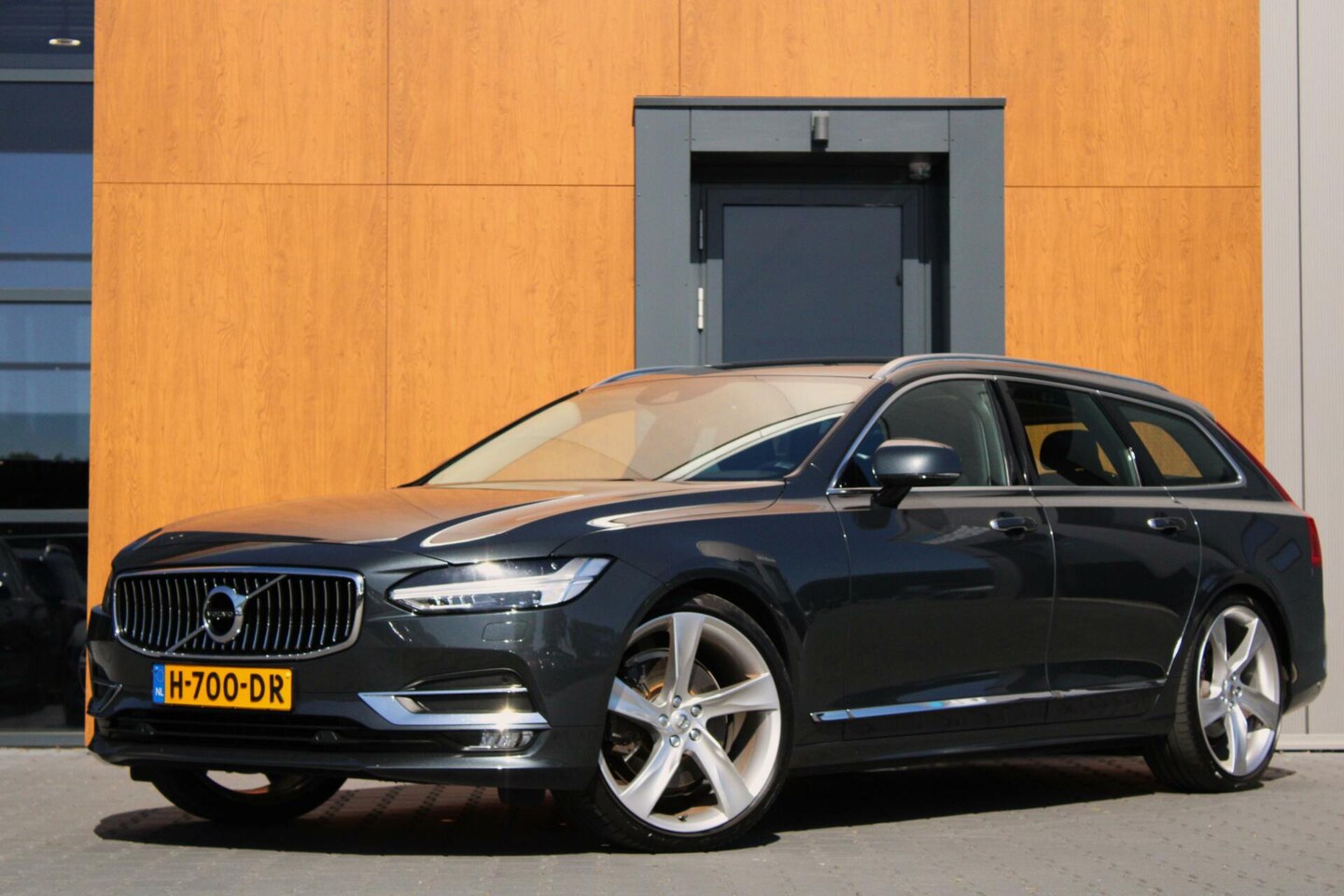 Volvo V90 - 2.0 T4 Inscription 210pk | Lederen dashboard | Trekhaak - AutoWereld.nl