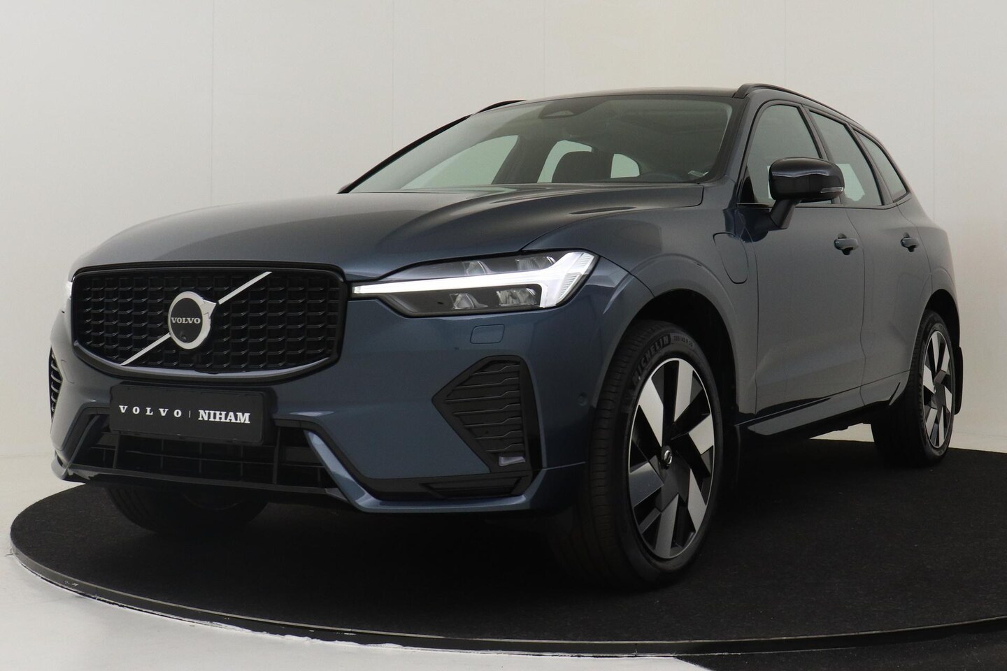 Volvo XC60 - T6 RECHARGE AWD ULTRA DARK -PANO.DAK|TREKHAAK|HARMAN/KARDON|20"|HEAD-UP DISP.|360°CAM - AutoWereld.nl
