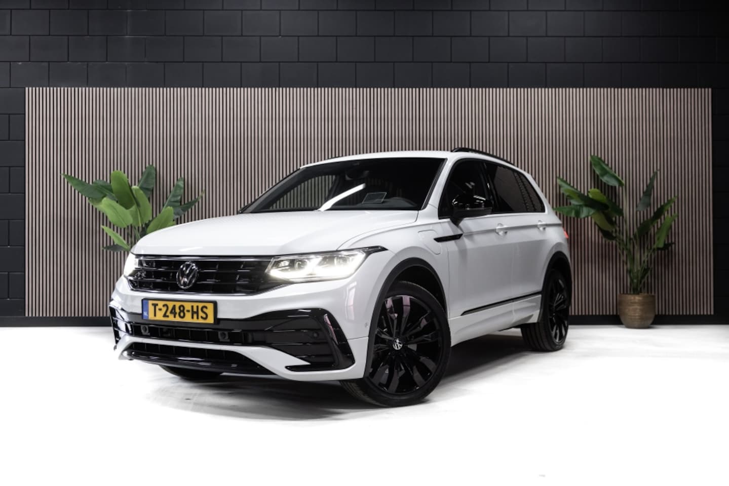 Volkswagen Tiguan - 1.4 TSI eHy R Line | Leder | Memory | 360 Cam | Trekhaak | - AutoWereld.nl