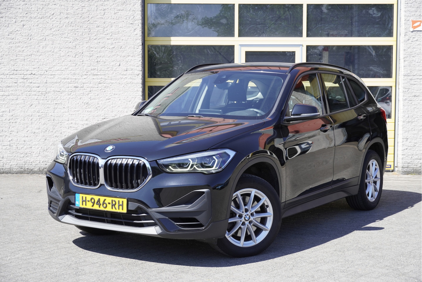BMW X1 - sDrive20i 192PK! Automaat Executive Edition BJ2020 Lmv 17" | Led V+A | Pdc | Navi | Head-U - AutoWereld.nl
