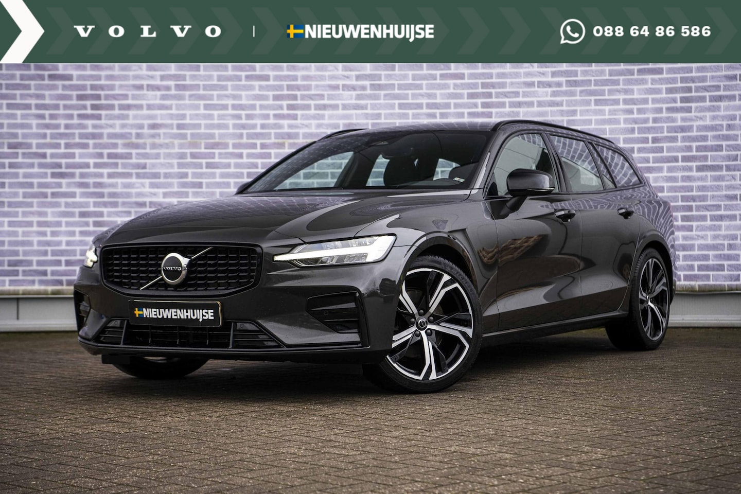 Volvo V60 - 2.0 B4 Plus Dark | Panorama dak | 19" | Adaptieve cruise control | Elektrisch verstelbare - AutoWereld.nl