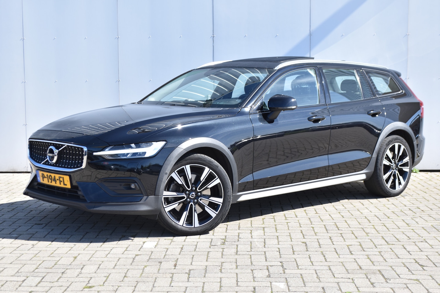 Volvo V60 Cross Country - B5 AWD Pro | Massage | Tr.H | B&W | Panodak | Nw.Pr. 77.500! - AutoWereld.nl