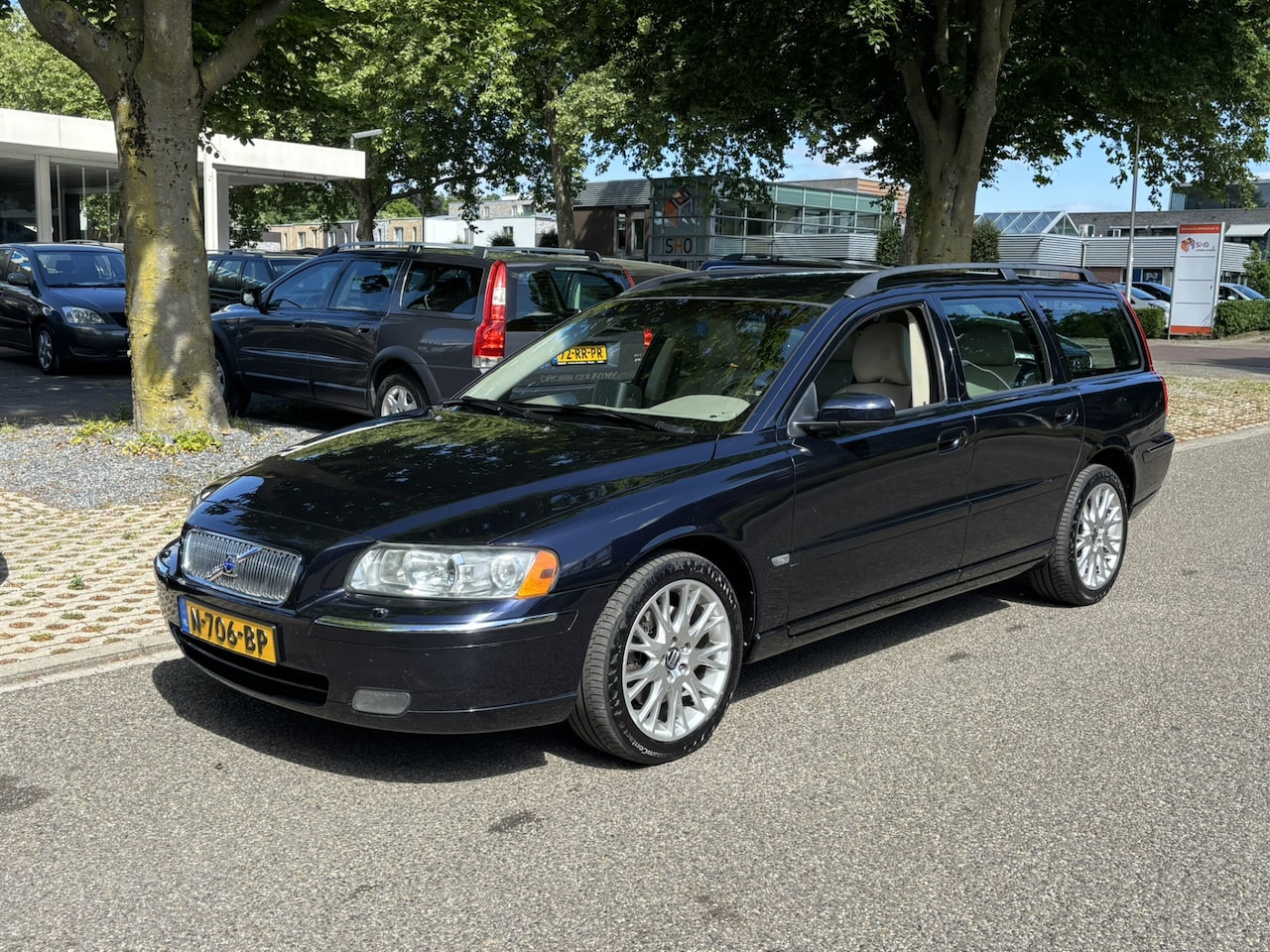 Volvo V70 - 2.0T 180pk Aut Summum Bluetooth BTW voordeel €650,- - AutoWereld.nl