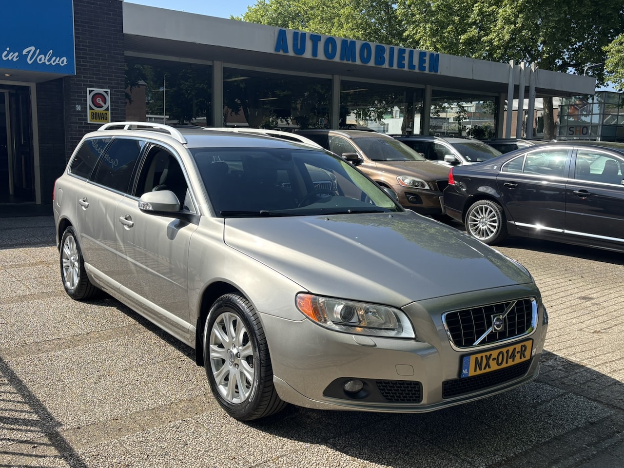 Volvo V70 - 2.5T 200pk Aut Summum BTW voordeel €750,- - AutoWereld.nl