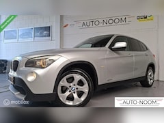 BMW X1 - sDrive18i Executive NL-AUTO/NAP/XENON/NAVI/CAMERA/PDC/TREKHAAK ✔️