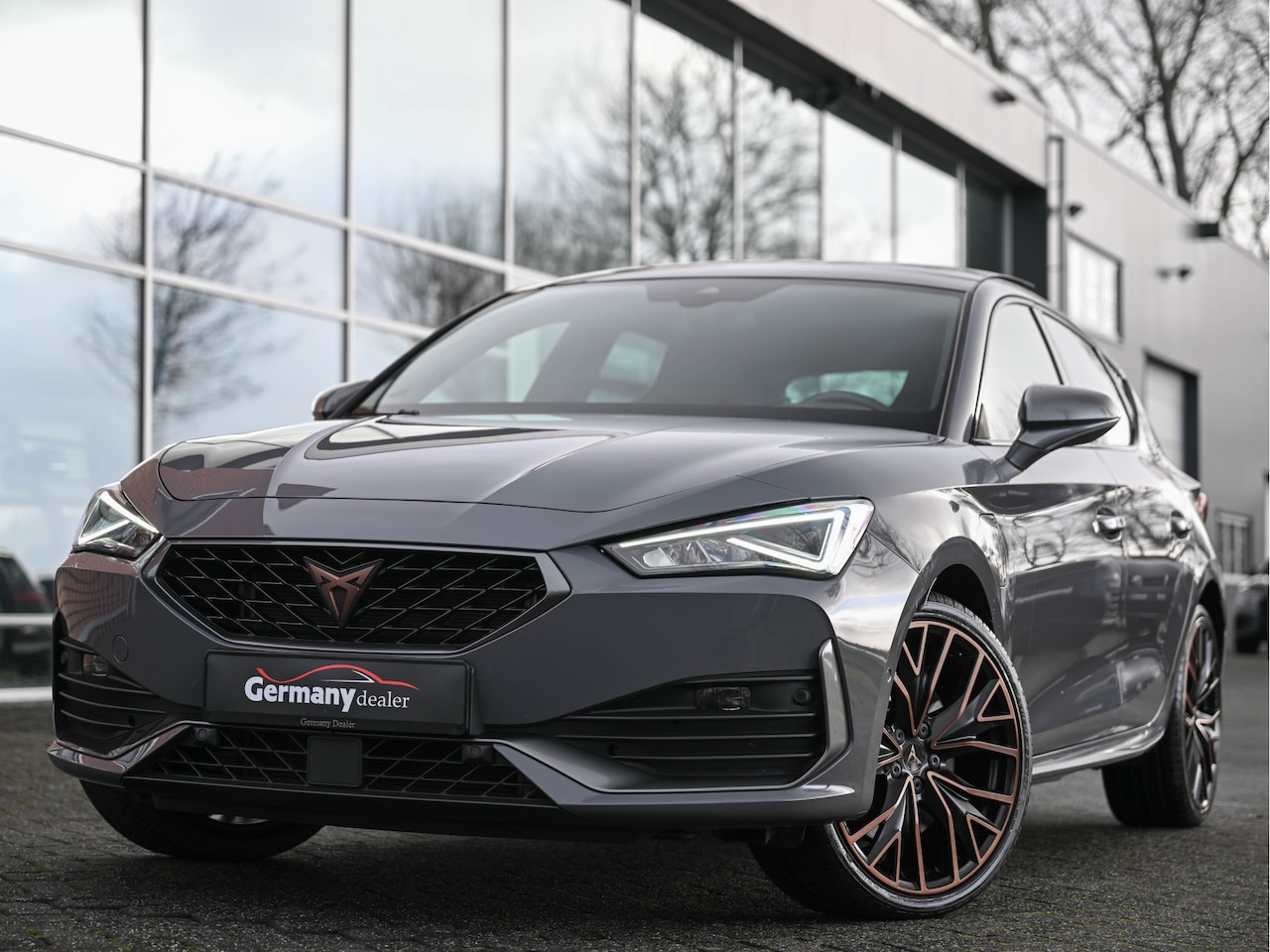 CUPRA Leon - 1.4 e-Hybrid 245pk VZ Copper Edition Pano LED Dodehoek Lane Ass Stuur/Stoelverw - AutoWereld.nl