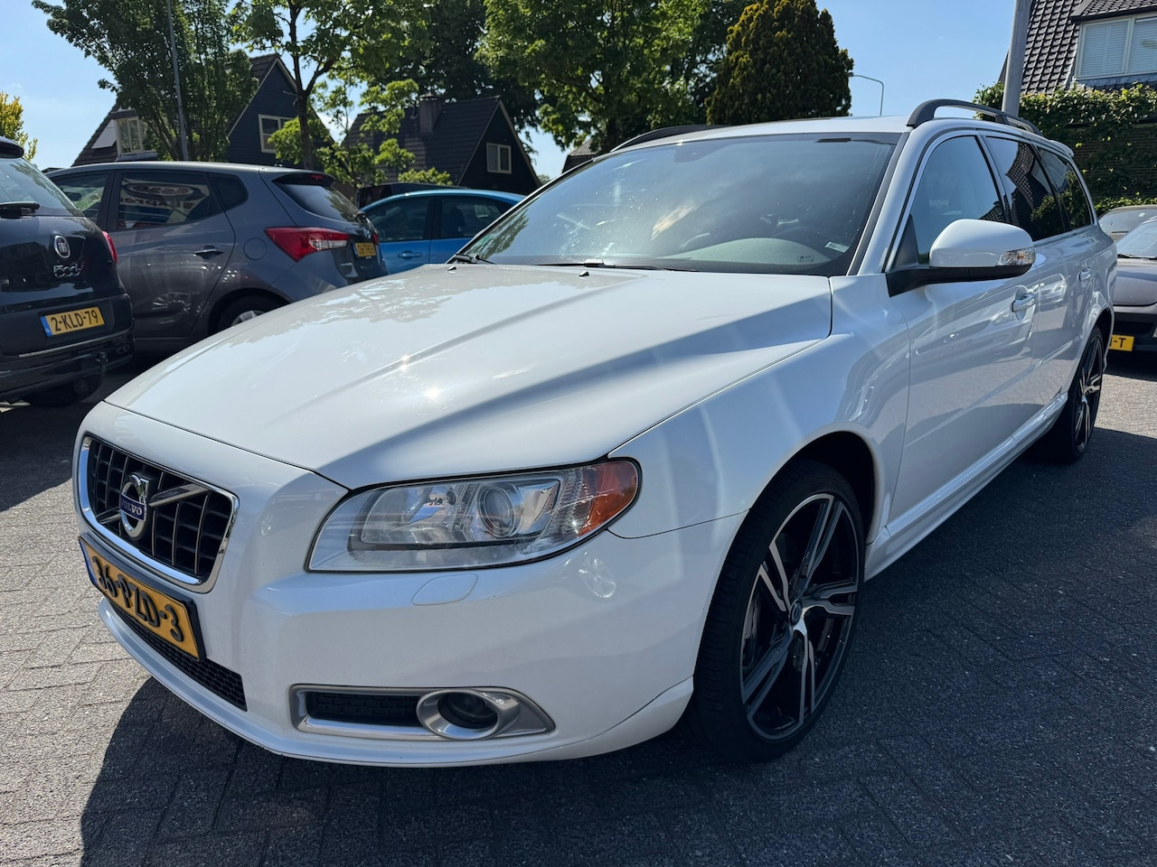 Volvo V70 - 2.0 D3 Kinetic 5 Cilinder Automaat,Apk 29/5/26,Airco,Cruise,Opendak,Leder - AutoWereld.nl