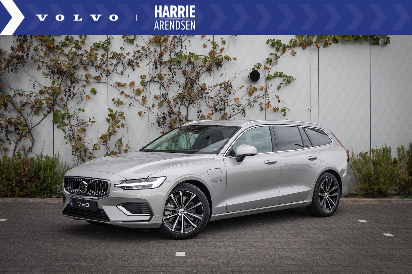 Volvo V60 - Recharge T6 AWD Essential Bright | Adaptieve Cruise Control | Trekhaak | Lederen bekleding - AutoWereld.nl