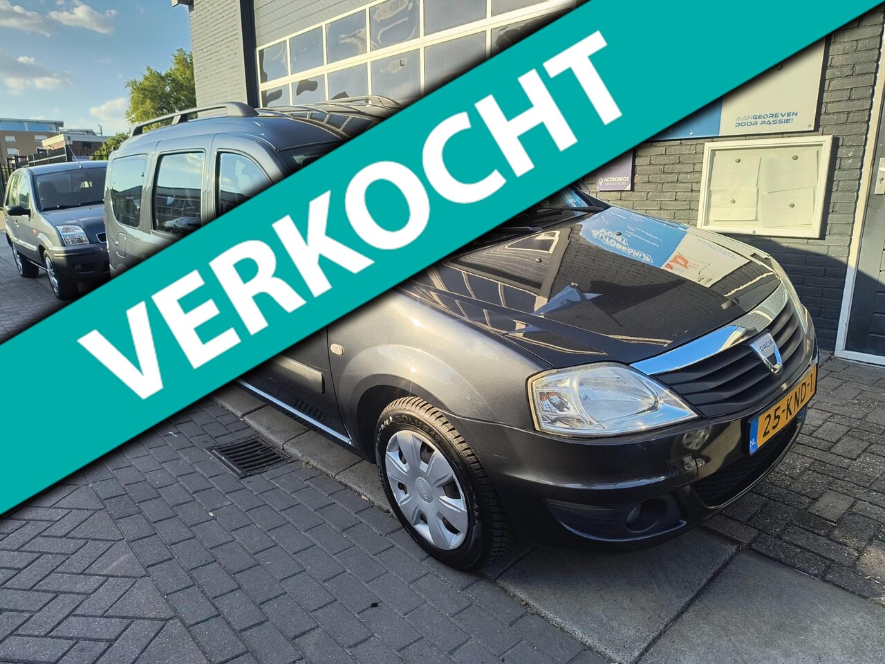 Dacia Logan MCV - 1.6-16V Lauréate 7 persoons. Nieuwe APK en beurt - AutoWereld.nl