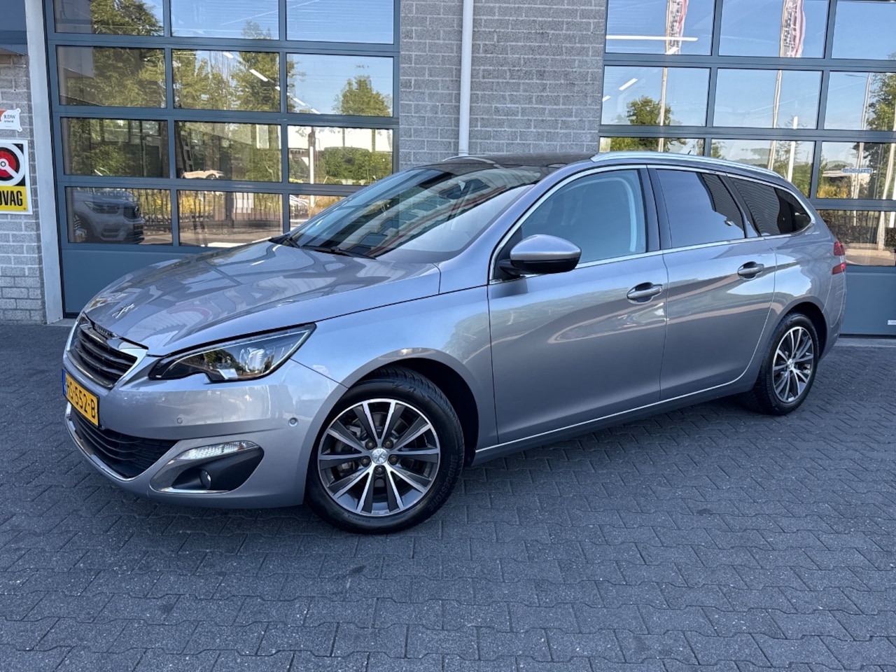 Peugeot 308 SW - 1.2 PureTech Blue Lease Premium NL AUTO - AutoWereld.nl