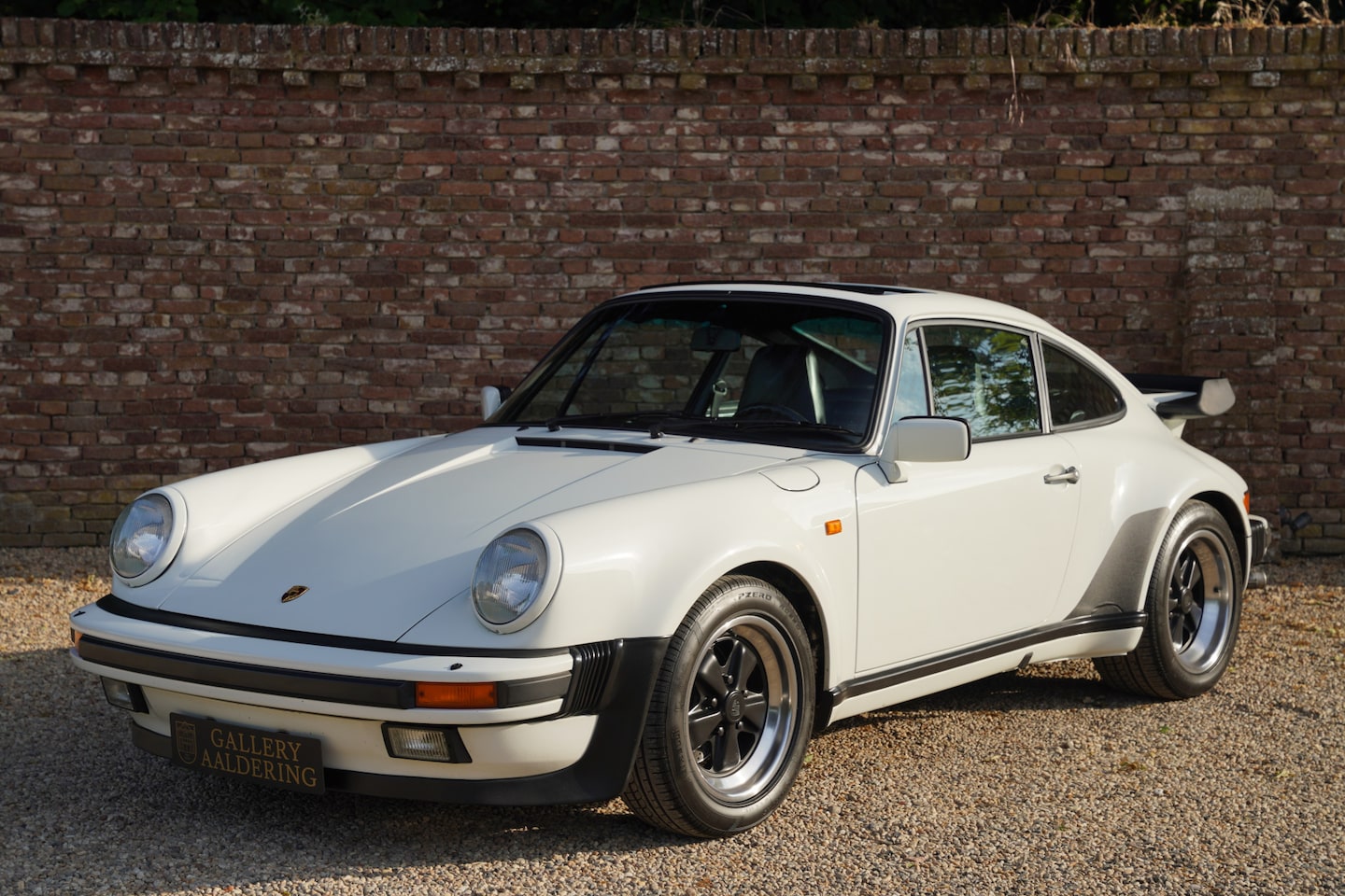 Porsche 911 - 930 3.3 Turbo "Grandprixweiss" Low kilometers "73.611 kms", In superb "Swiss" condition, F - AutoWereld.nl