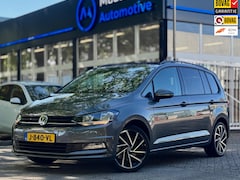 Volkswagen Touran - 1.4 TSI Highline 7pers Pano Navi groot Adaptive cruise Trekhaak Business R