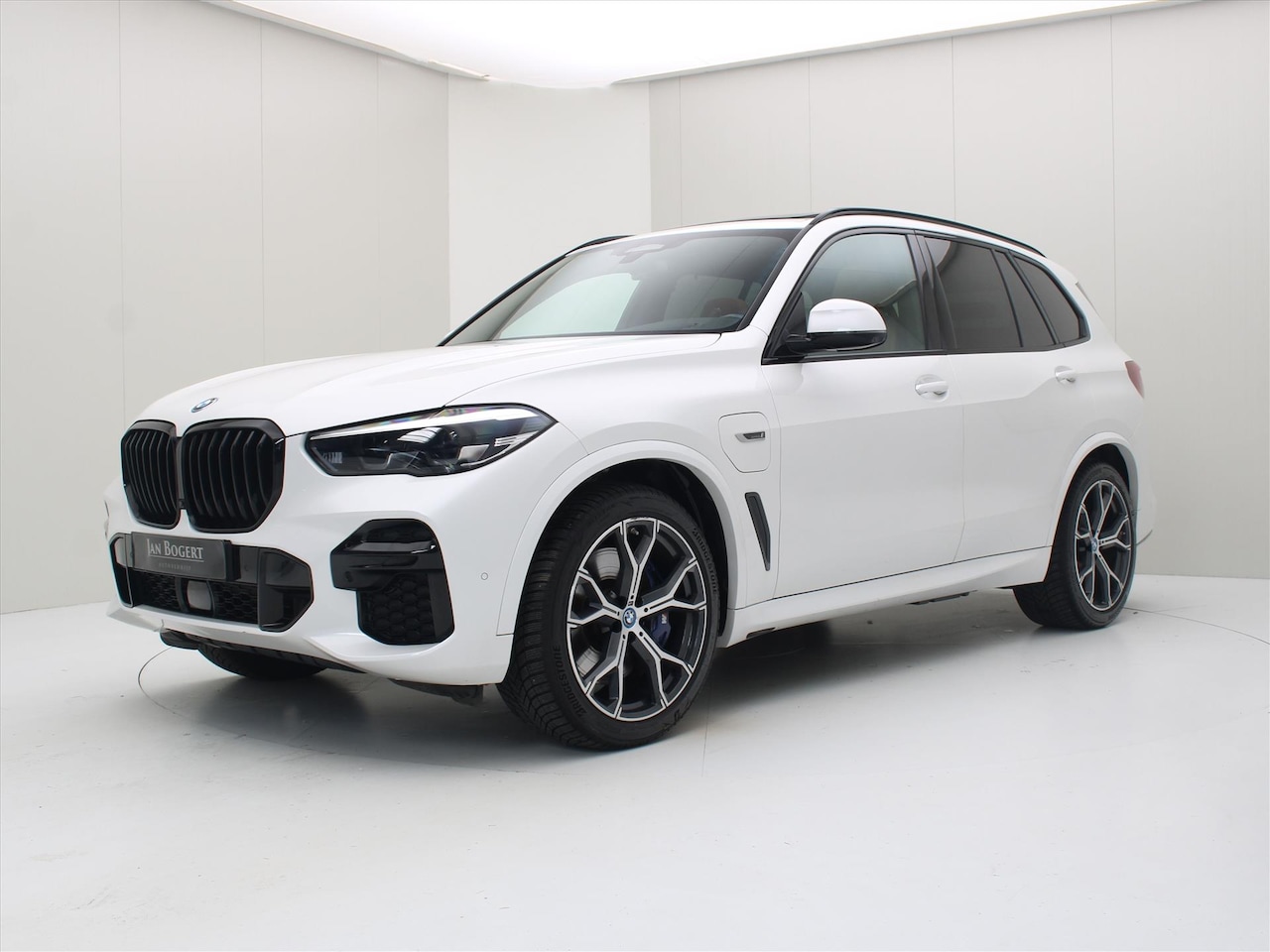 BMW X5 - xDrive45e 394pk Automaat M-Sport [ LUCHTVERING+TREKHAAK+BOWERS&WILKINS+PANODAK+360.CAMERA+ - AutoWereld.nl