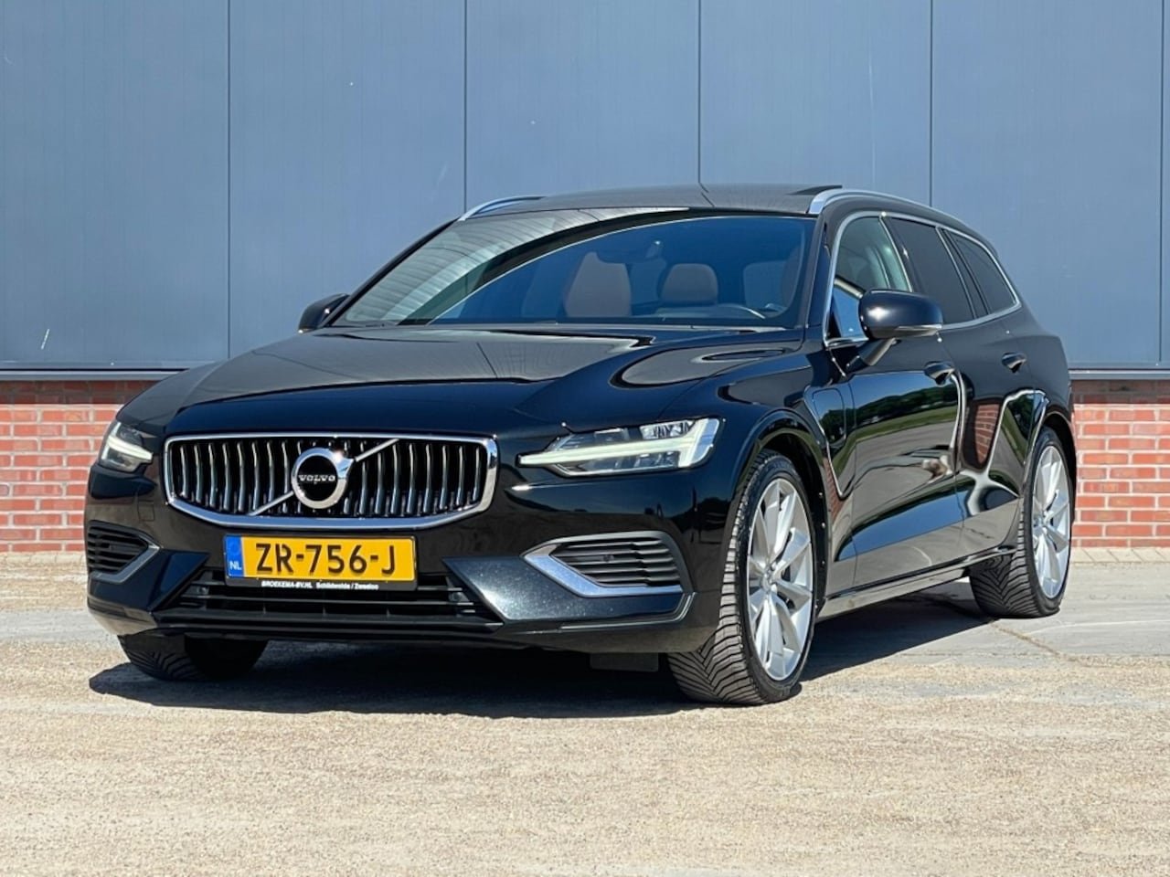 Volvo V60 - 2.0 T8 Twin Engine AWD 391pk Pano / Trekhaak / BTW auto - AutoWereld.nl