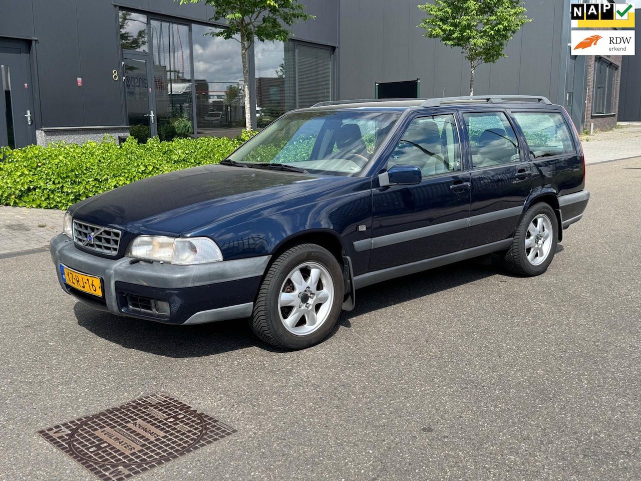 Volvo V70 XC - 2.5 T AWD Luxury AIRCO/NAP - AutoWereld.nl