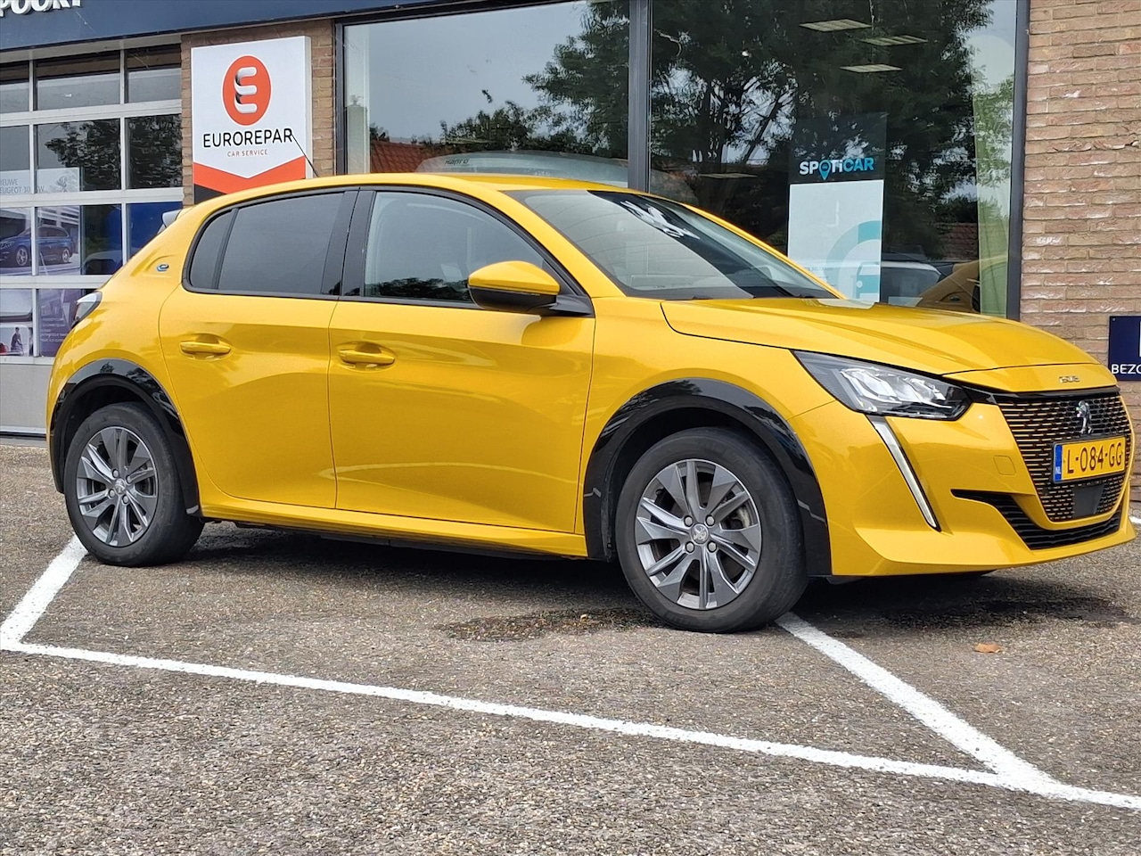 Peugeot e-208 - EV 50kWh 136pk 3-fase Allure Pack Navigatie | Apple Carplay & Android Auto | Cruise & Clim - AutoWereld.nl