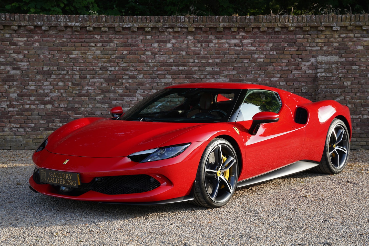 Ferrari 296 GTB - PRICE INCL. BPM! Rosso Corsa, Cuoio interior, liftsystem, carbon racing seats XL, factory - AutoWereld.nl
