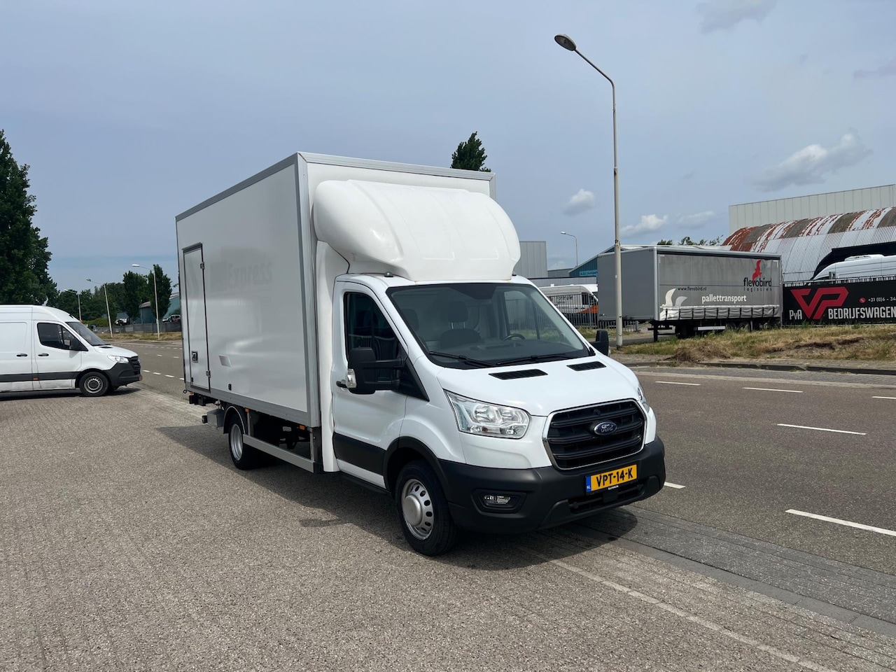 Ford Transit - 350 2.0 TDCI L4H1 Trend RWD Bakwagen + Laaadklep - AutoWereld.nl