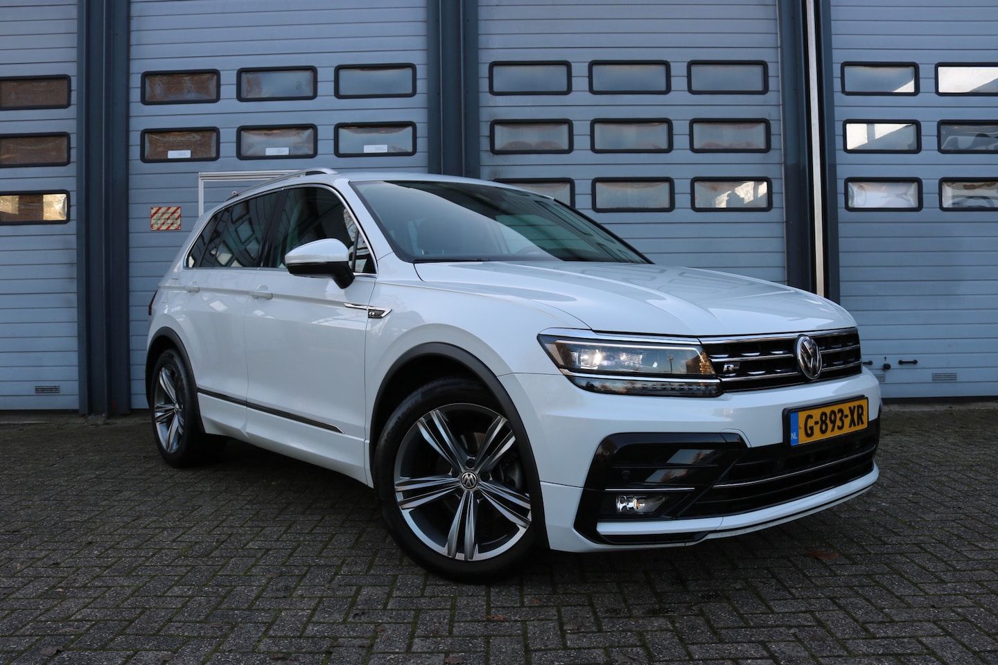 Volkswagen Tiguan - 1.5 TSI ACT Highline R-line Autom Panodak Virtual cockpit Navi Led T-haak Bj:2020 - AutoWereld.nl