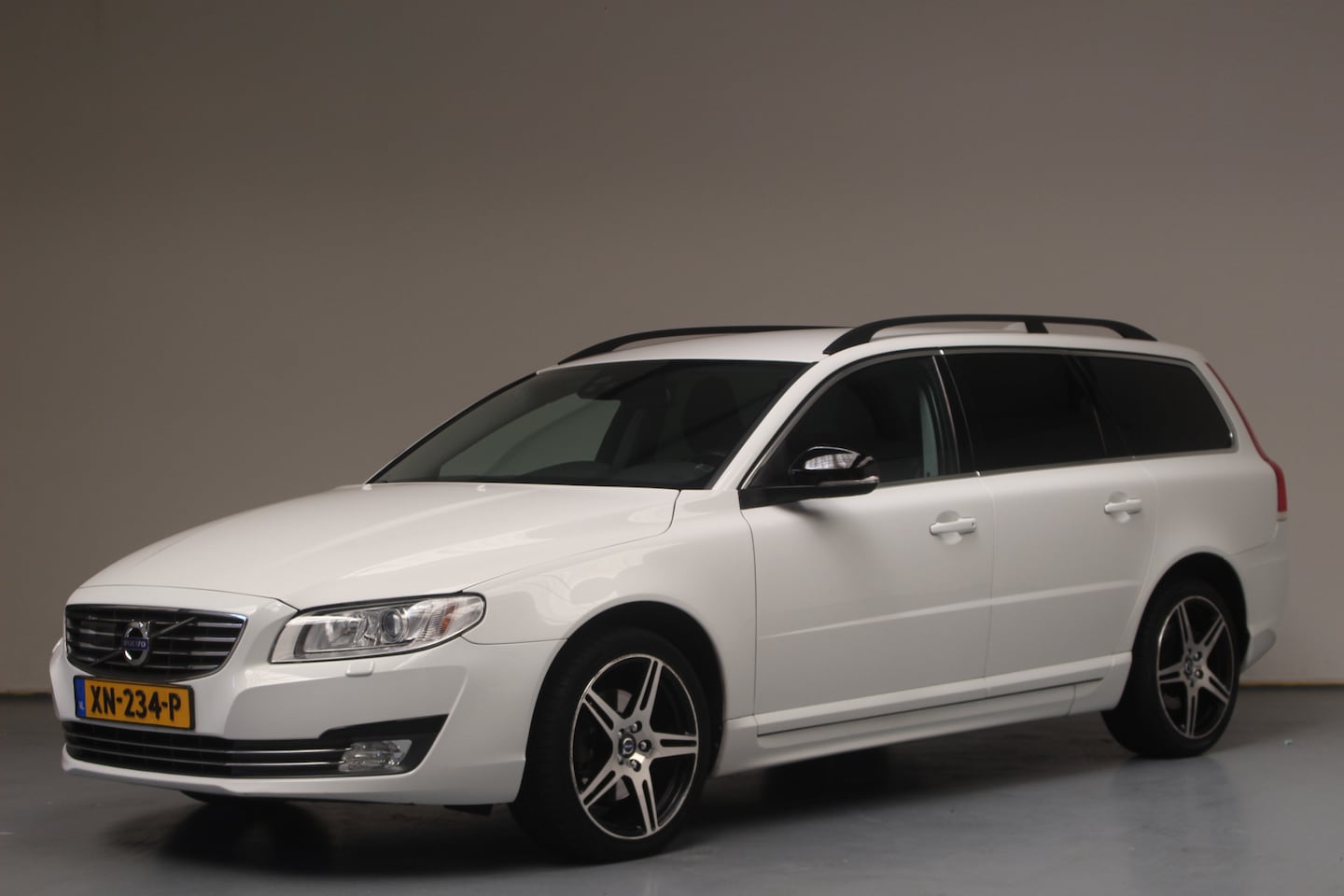 Volvo V70 - T4 190pk Classic Edition Automaat | Rijklaarprijs | Intellisafe Pro Line | - AutoWereld.nl