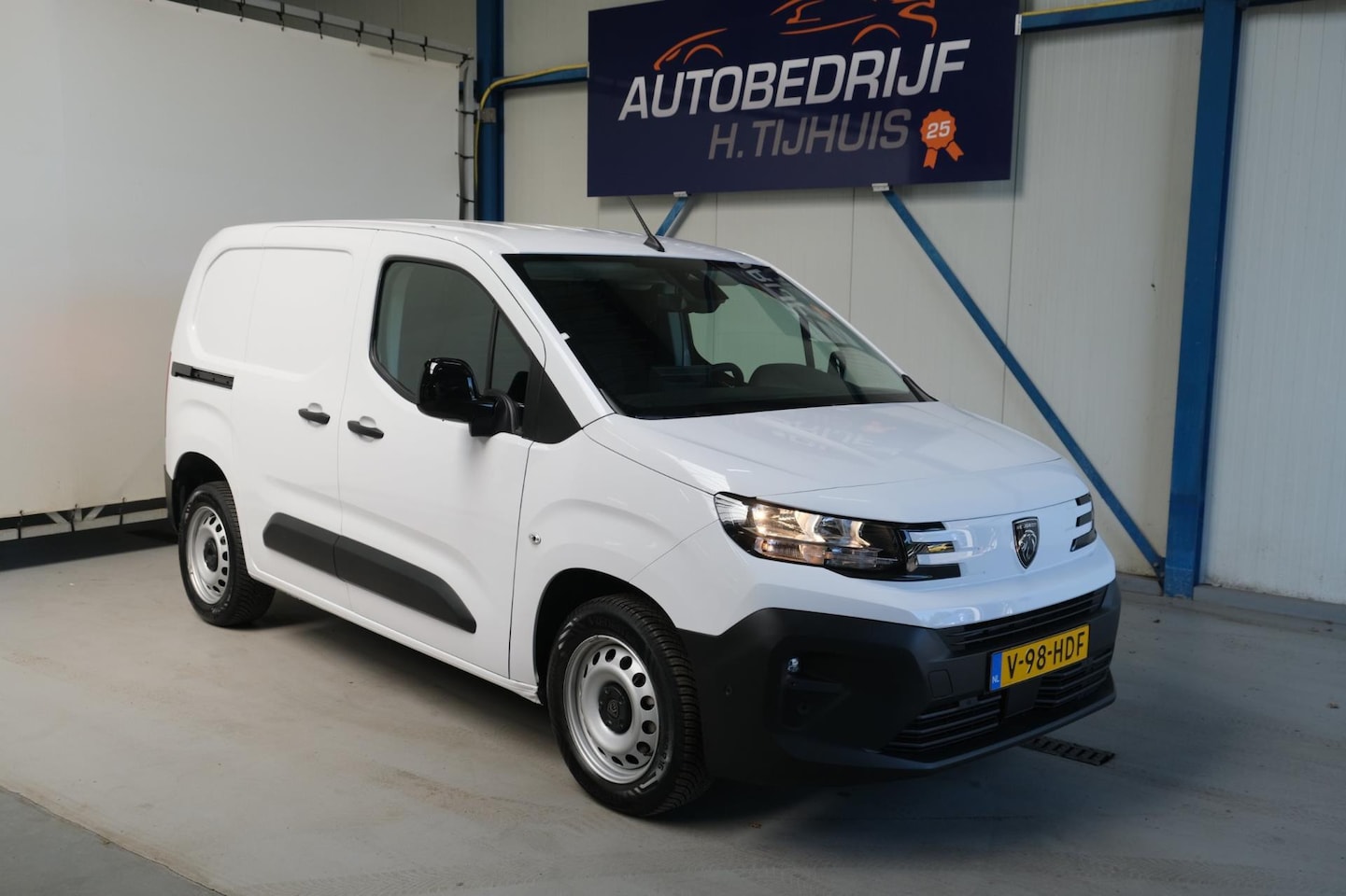 Peugeot Partner - 1.5 BlueHDi 100 S&S - N.A.P. Airco, Cruise, PDC, Camera, Trekhaak. - AutoWereld.nl