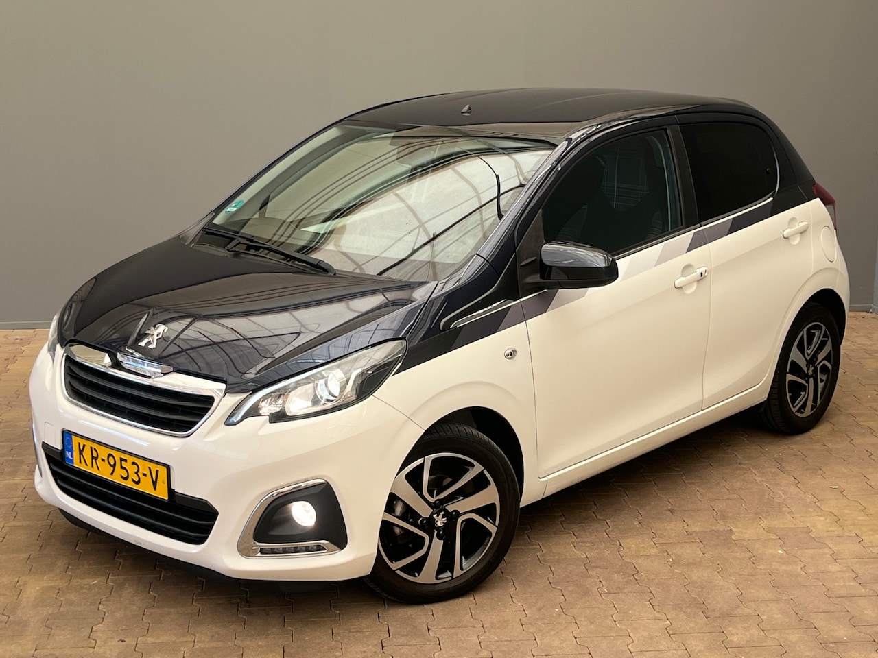Peugeot 108 - 1.0 e-VTi Allure CRUISE CONTROL/KEYLESS/CAMERA/BLUETOOTH/AIRCO/UNIEK/GETINT GLAS/TWO TONE/ - AutoWereld.nl