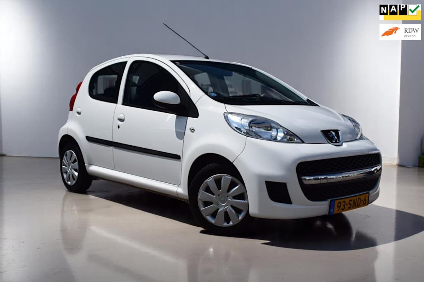Peugeot 107 - 1.0-12V XS 1.0-12V XS, Stoere witte kleur, 5DRS, NAP, Zeer net, Airco, - AutoWereld.nl
