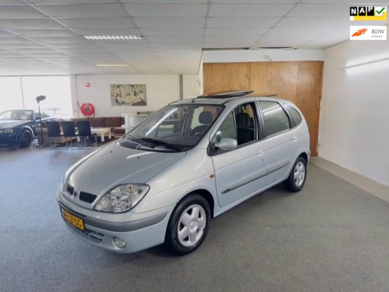 Renault Scénic - 1.6-16V Apk Nieuw,Dealer-onderhouden,Clima,2x Schuifdak,N.A.P,Lm velgen,Trekhaak,Topstaat! - AutoWereld.nl