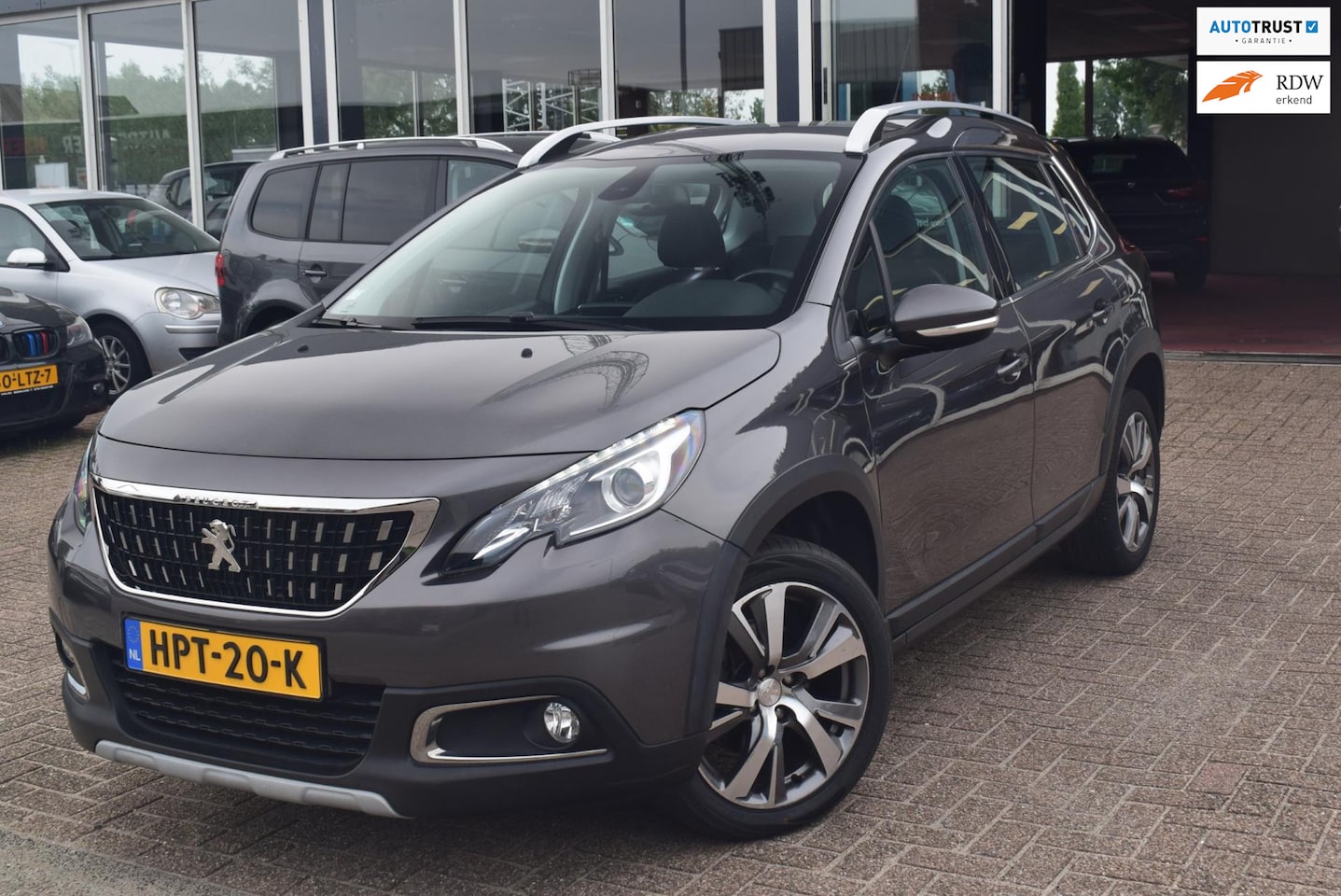 Peugeot 2008 - 1.2 PureTech Blue Lion INCL 6 MAANDEN GARANTIE|AUTOMAAT| NAVI| HALF LEDER|CLIMATE en CRUIS - AutoWereld.nl
