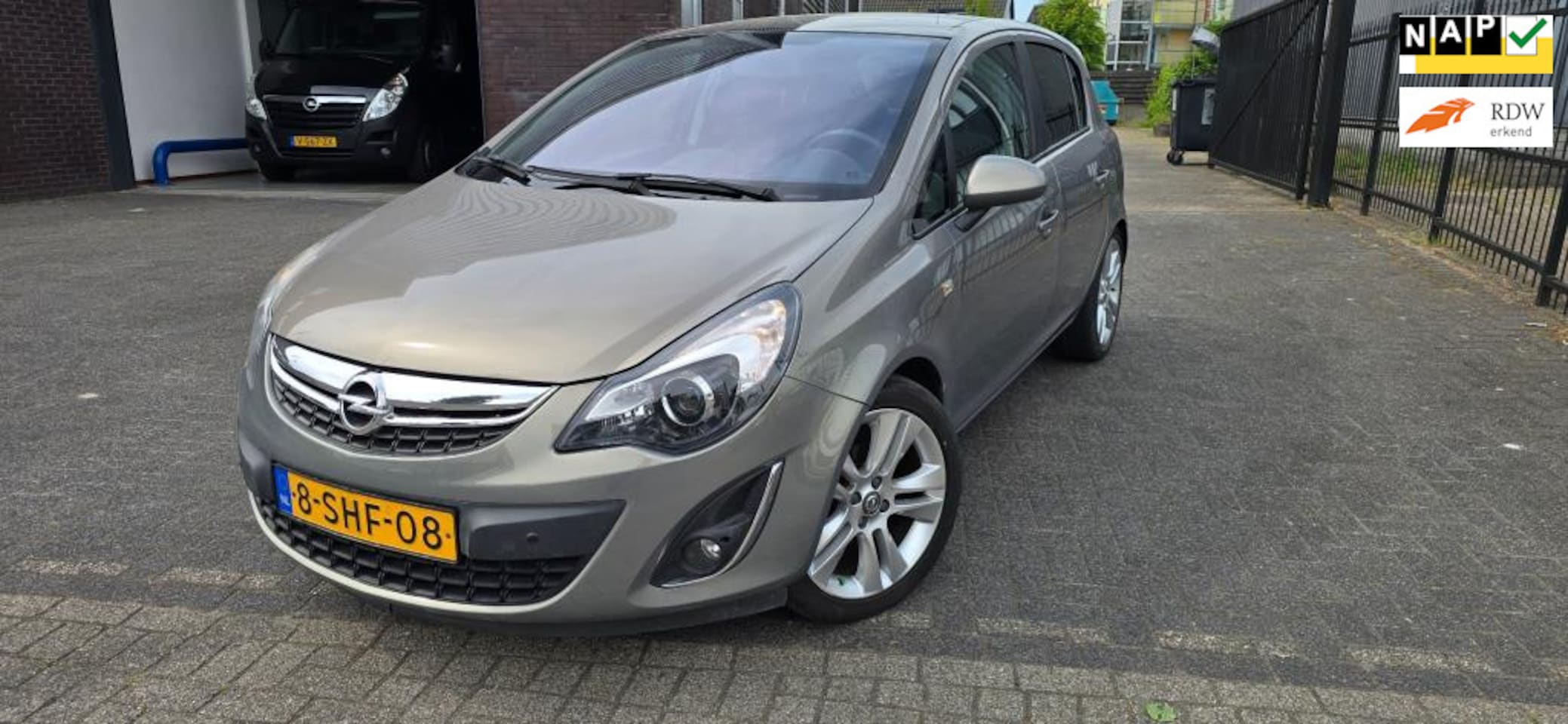 Opel Corsa - 1.4-16V Cosmo // Lage Kmstand // Airco // PDC // Panodak // - AutoWereld.nl