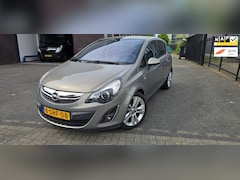 Opel Corsa - 1.4-16V Cosmo // Lage Kmstand // Airco // PDC // Panodak //