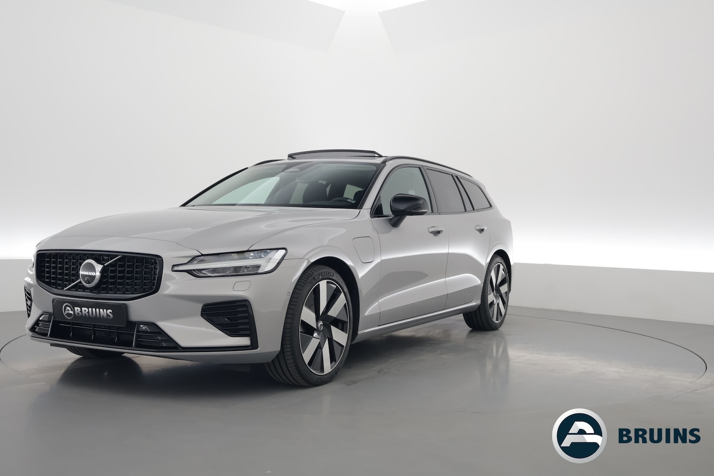 Volvo V60 - 2.0 T8 Plug-in hybrid AWD Ultra Dark | Pano-dak | Head-up | 360 camera | Trekhaak | - AutoWereld.nl