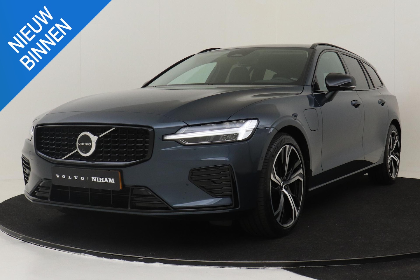 Volvo V60 - T6 PLUG-IN HYBRID AWD PLUS DARK -LEDER|360°CAM|ADAP.CRUISE|KEYLESS|19" - AutoWereld.nl
