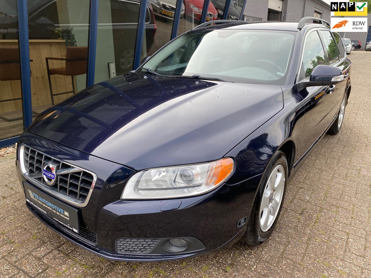 Volvo V70 - 2.5FT Momentum 230PK H.LEER / ECC / PDC / TREKHAAK - AutoWereld.nl