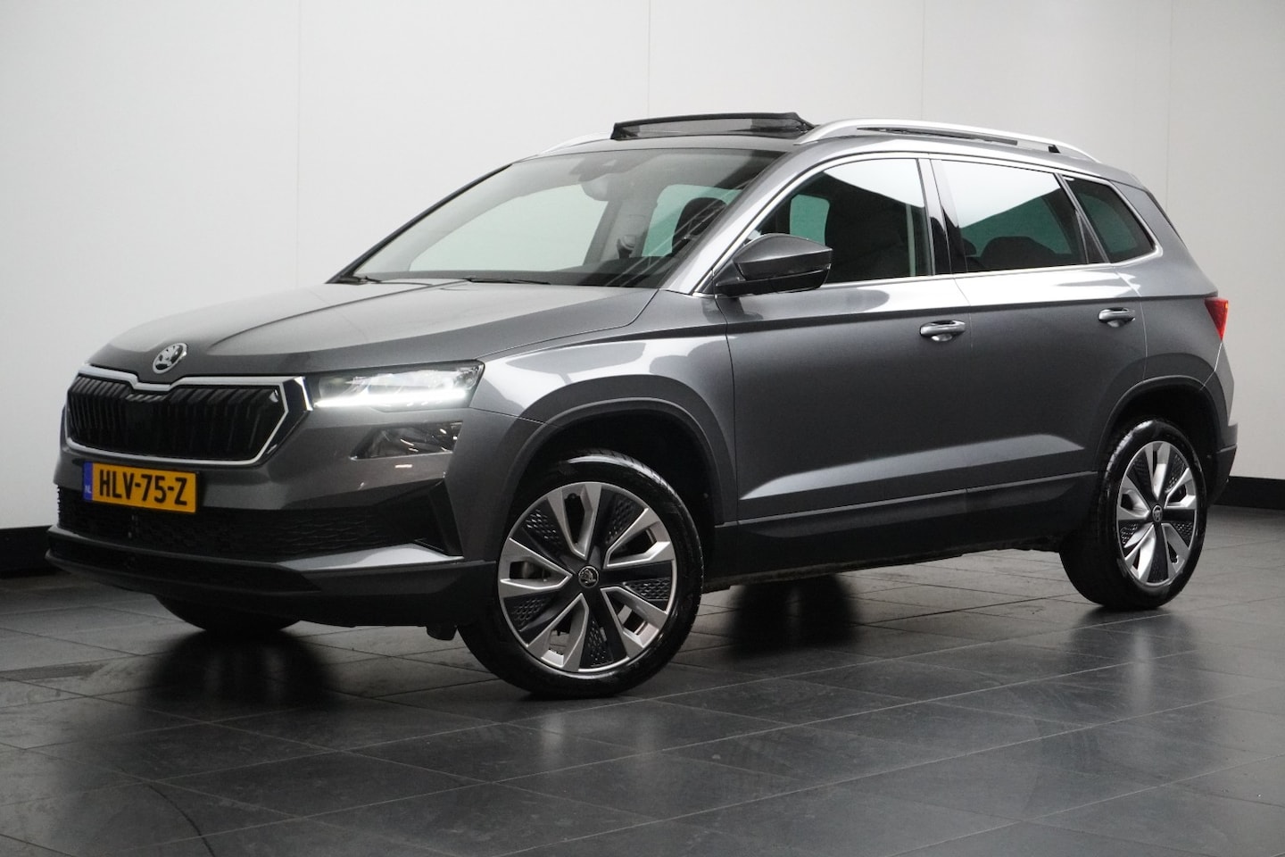 Skoda Karoq - 1.5 TSI 150 pk ACT Business Edition 7-DSG | Achteruitrijcamera | Buitenspiegels elektrisch - AutoWereld.nl